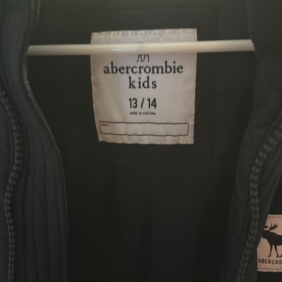 Teen Abercrombie and Fitch puff fest - Picture 3 of 3